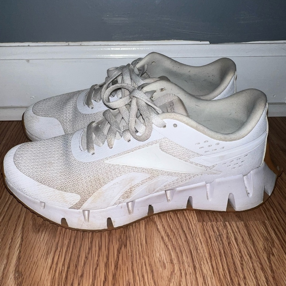 Tennis shoes